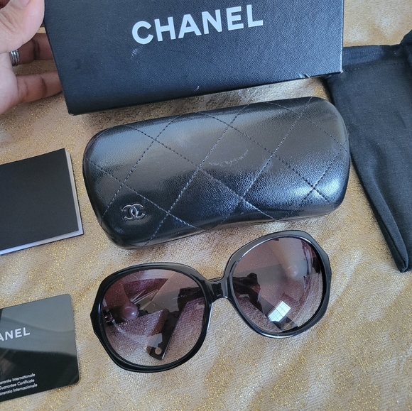 💯% Authentic Chanel sunglasses🕶 with original pouch and booklet and box - Picture 2 of 11